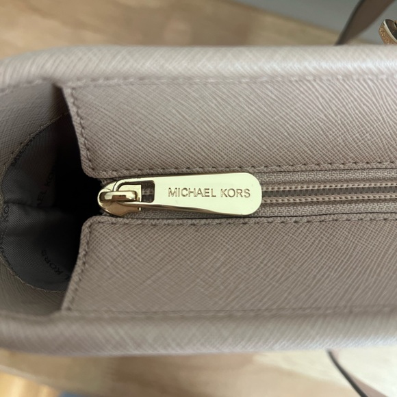 Michael Kors Medium Jet Set Medium Carry All Tote - Picture 7 of 16